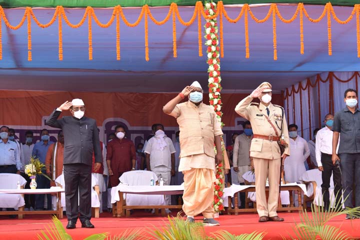 संसदीय सचिव श्री चिन्तामणी महाराज ने जिला मुख्यालय जशपुर में किया ध्वजारोहण